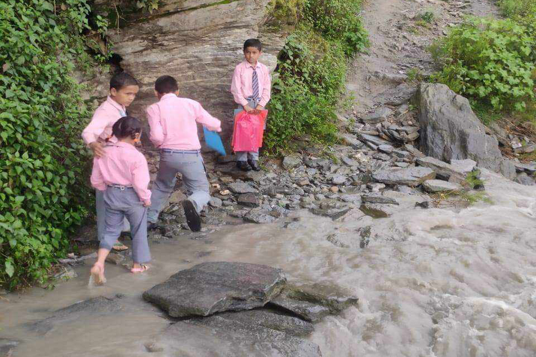 बैतडीको हरिनगर बजार पुग्ने बाटोमा हिँडडुल गर्नै समस्या 